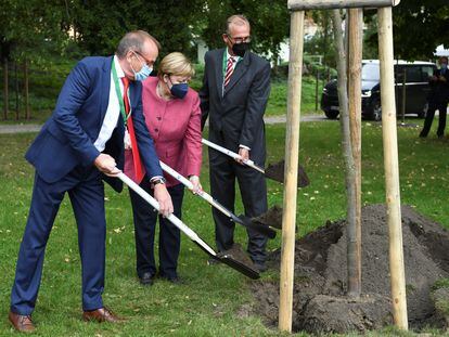 La canciller alemana, Angela Merkel, junto al alcalde de Templin, Detlef Tabbert, y Franz-Christoph Michel, durante la celebración de los 750 años del municipio.