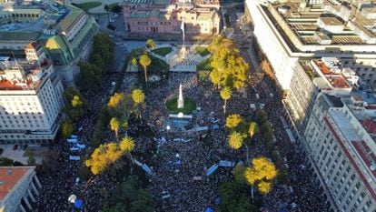 Vista general de la Plaza de Mayo, durante la manifestación de esta tarde.