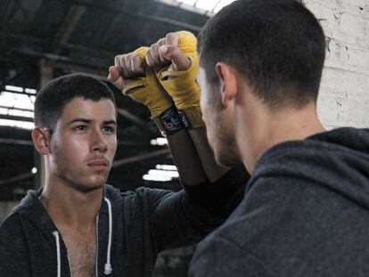 Nick Jonas en una escena de la serie de DirecTV.