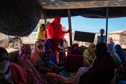 Un grupo de mujeres en la barriada de Dar Naim.