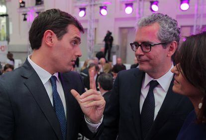 El líder de Ciudadanos, Albert Rivera (i), conversa con Pablo Isla, presidente de Inditex.