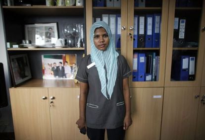 Reshma Begum, con el uniforme de su nuevo trabajo este jueves.