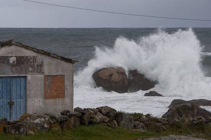 Olas en la costa de Baredo, donde está activada la alerta naranja por el temporal de mar en la costa gallega.
