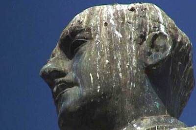 Cabeza de la estatua de Franco en Santander filmada por Elia Urquiza.