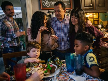 Una familia, durante una comida celebrada el pasado jueves en Houston.