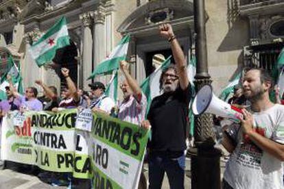 Un grupo de militantes del SAT se ha concentrado hoy a las puertas del Tribunal Superior de Justicia de Andalucía (TSJA), que ha aplazado sin fecha la declaración como imputado del portavoz nacional de este sindicato, Diego Cañamero, por la ocupación de la finca militar La Turquillas de Osuna (Sevilla), a la espera de que sea detenido, como ya se ordenó que se hiciera el viernes pasado.