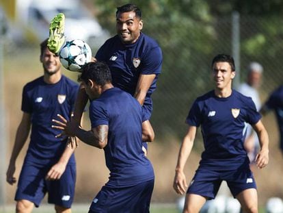 Gabriel Mercado y Walter Montoya en la sesión de entrenamiento previa al partido