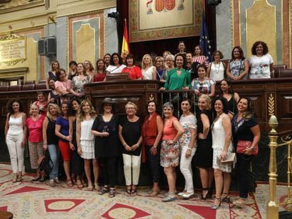 Miembros de MUPOLIA, asociaci&oacute;n de mujeres de todos los cuerpos y fuerzas de seguridad del Estado, en el Congreso de los Diputados.