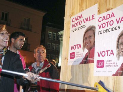 La candidada de UPyD, Rosa D&iacute;ez, en la pegada de carteles esta noche en Madrid.