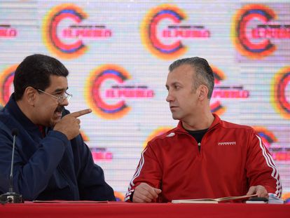 Tareck El Aissami, ministro de Petróleo de Venezuela, con Nicolás Maduro en una foto de archivo.