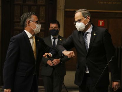 El presidente de la Generalitat, Quim Torra (d), saluda al nuevo consejero de Empresa, Ramon Tremosa (i), tras asumir el cargo.