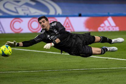 Courtois stretches for a ball in the match against Rayo at the Bernabéu.