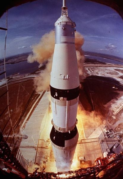 16 de julio de 1969. El cohete Saturno V que lanzó a Neil Armstrong, Edwin Aldrin y Michael Collins en la misión lunar 'Apollo 11' despega de Cabo Kennedy, Florida.