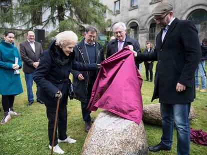 La poeta gallega Luz Pozo Garza descubre la piedra con sus versos inéditos en el Xardín das Palabras que Falan. 