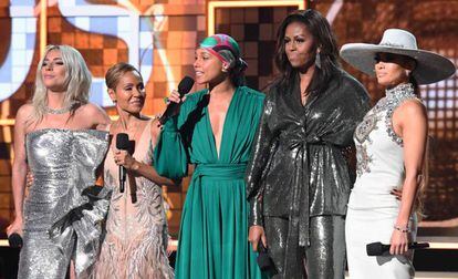 De izquierda a derecha, Lady Gaga, Jada Pinkett-Smith, Alicia Keys, Michelle Obama y Jennifer Lopez, en los Grammy.