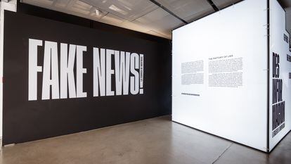 Exposición sobre 'fake news' en Madrid.