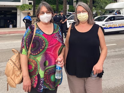 Anne Marie Bonnefoy (izquierda) y Pascale Bonnefoy, hijas de Claudio Bonnefoy Bachelet, chileno desaparecido en el derrumbe de un edificio en Miami (Florida), posan frente al Grand Beach Hotel.