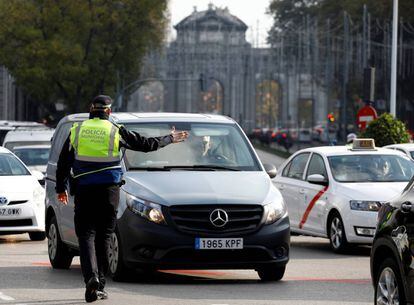 Un policía redirige a los vehículos frente a la Puerta de Alcalá, durante la puesta en marcha de Madrid Central.