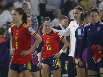 Las jugadoras de España, tras caer en Brighton ante Inglaterra.