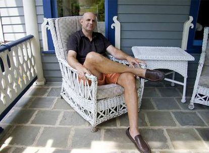 El escritor Harlan Coben, en el porche de su casa en Ridgewood (Nueva Jersey).
