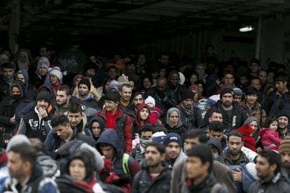 Refugiados e inmigrantes llegan al puerto del Pireo, cerca de Atenas, el 10 de febrero.