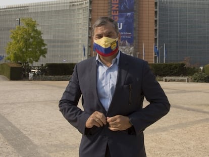 El expresidente ecuatoriano, Rafael Correa, delante del edificio de la Comisión Europea, en 2020.