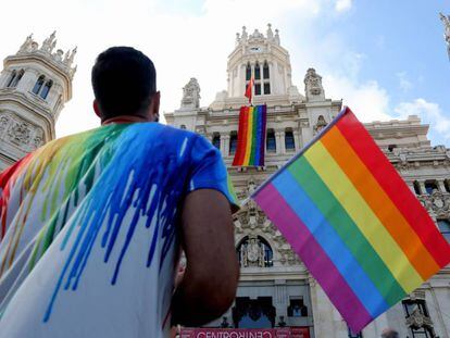 Despliegue de la bandera del World Pride 2017 en el Ayuntamiento de Madrid.