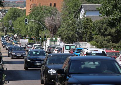 Atasco de coches en el inicio de la carretera de Boadilla del Monte, en el barrio madrileño de Campamento. 