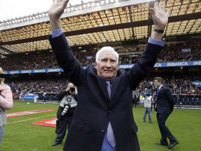 Arsenio recibe el homenaje de Riazor en mayo de 2016.