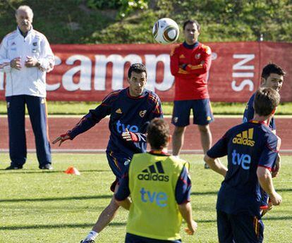 Busquets da un pase durante un entrenamiento de la selección y ante la mirada de Del Bosque y Villa.