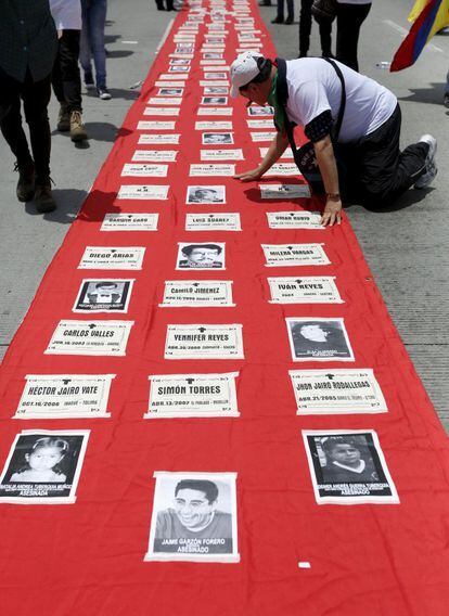 Los manifestantes colocan los nombres con foto de algunas víctimas por las FARC. Esta fecha sirve desde hace cuatro años para recordar y homenajear a los caídos en medio de una guerra que en 50 años se ha cobrado más de 220.000 muertos.