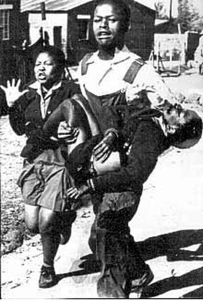 Antoinette Peterson y su hermano Hector, llevado en brazos por Mbuyisa Makhubo, en una fotografía tomada en Soweto el 16 de junio de 1976.