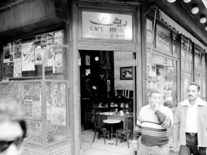 La puerta del Caf&eacute; Richie, en la calle Sharia Talaat Harb.