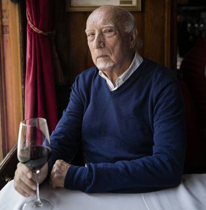 Manuel Vicent, ayer, en el Café Gijón de Madrid.