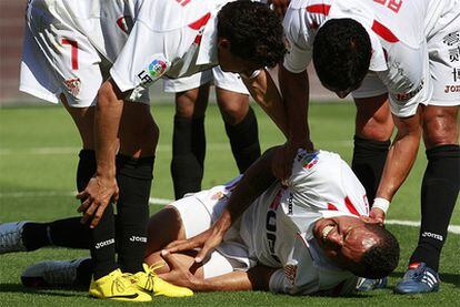 El delantero brasileño Luis Fabiano, lesionado durante el partido