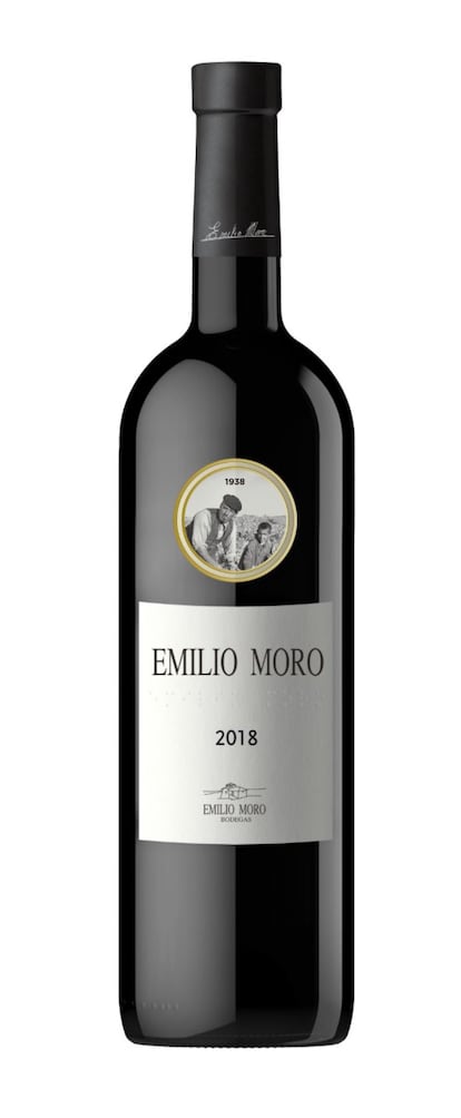 La bodega vallisoletana Emilio Moro, en Ribera del Duero, ya tiene nueva añada su vino más emblemático: Emilio Moro 2018, que procede de una producción muy escasa de un monovarietal de tempranillo, procedente de viñedos de entre 12 y 25 años cultivados en un suelo arcilloso, calizo y pedregoso, con orientación suroeste en la localidad de Pesquera de Duero. De color rojo picota intenso, en nariz se perciben los aromas de su crianza en barricas de roble nuevo aunque predominan las notas de fruta madura y especias. En boca es equilibrado. Precio: 18,50 euros. 