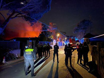 Policía y bomberos, durante la extinción del incendio en Pozuelo de Alarcón.