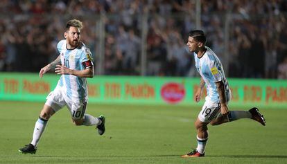 Messi celebra el primer gol de l'Argentina amb Banega.