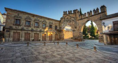 Fachada de la casa del P&oacute;pulo y el arco de Villalar, en Baeza.