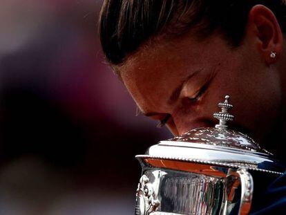 Simona Halep abraza el trofeo de campeona, este sábado en Roland Garros.