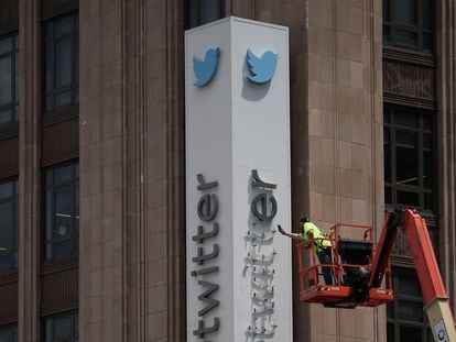 Un operario retira el nombre de Twitter de la sede de la compañía en San Francisco, el 24 de julio, tras decidir su propietario, Elon Musk, el cambio de nombre de la popular red social.
