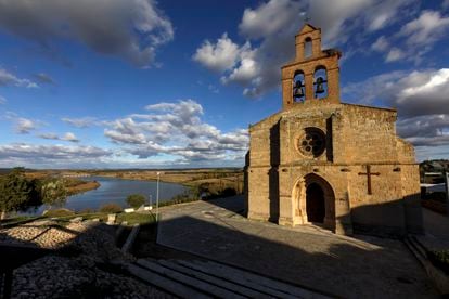 La iglesia románica de Santa María del Castillo de Castronuño ha sido "restaurada" con cemento por algún vecino que, con buena intención ha dañado el edificio.