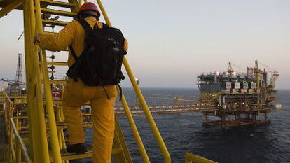 Un trabajador de Pemex en una plataforma frente a las costas de Campeche.