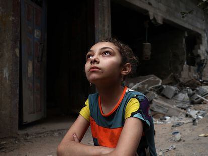 Una joven palestina a las puertas de su casa, destruida este jueves por los bombardeos israelíes contra Gaza.