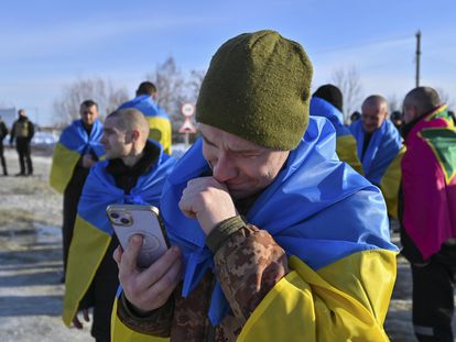 Uno de los 207 exprisioneros de guerra ucranios intercambiados este miércoles llora frente a su teléfono en una de las imágenes difundidas por el presidente Volodímir Zelenski