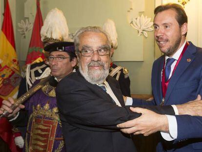 Tomás Rodríguez Bolaños felicita a Óscar Puente tras ser investido este último como alcalde de Valladolid.