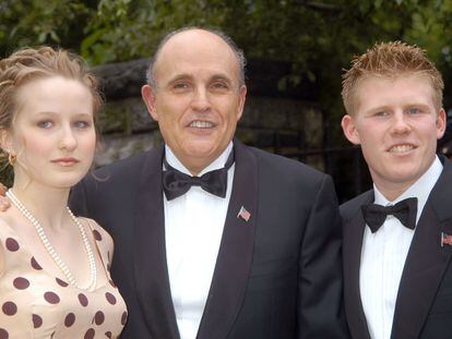 Rudy Giuliani, en el centro, con su hija Caroline y su hijo Andrew en una imagen de archivo.