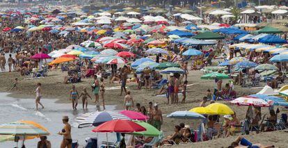 Vista de la playa de La Carihuela, en Torremolinos (M&aacute;laga), a mediados de agosto.