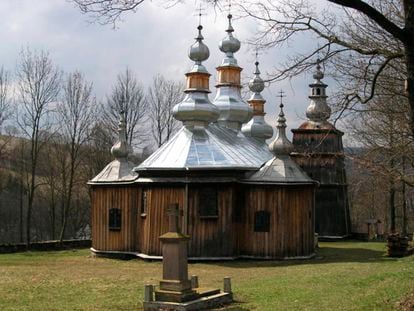 Las 'tserkvas' se construyen sobre una planta tripartita coronada por cúpulas cuadrilaterales u octogonales abiertas.