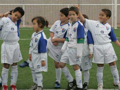 Varios alumnos de la escuela de fútbol Mestalla-San Blas.